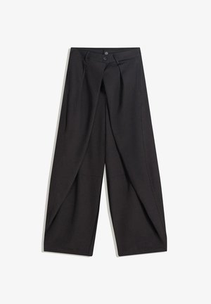 Schwarze, weit geschnittene Hosen aus glattem Stoff, mit zwei Vorderentaschen und einem plissierten Design mit zwei Knöpfen an der Taille.