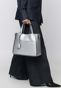 Silberne Handtasche mit strukturiertem Lederfinish, rechteckiger Form, zwei Obergriffen und einem passenden abnehmbaren Etikett.