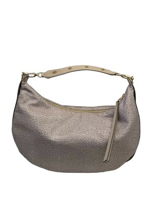 Petit sac à main beige avec motif texturé, ferrures dorées, une sangle courte avec boutons, et fermeture éclair supérieure avec languette allongée.