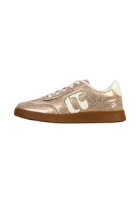 Sneaker in rosa gold metallico con accenti bianchi, caratterizzata da una parte superiore testurizzata, lacci bianchi e una suola in gomma marrone. Design classico a bassa altezza.