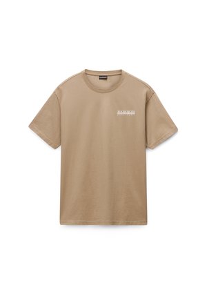 Beige T-shirt met korte mouwen en ronde hals, met een klein wit "Napapijri Geographic" logo op de linkerborst.