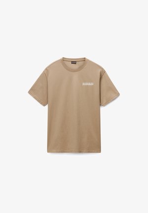 Beige T-shirt met korte mouwen en ronde hals, met een klein wit "Napapijri Geographic" logo op de linkerborst.