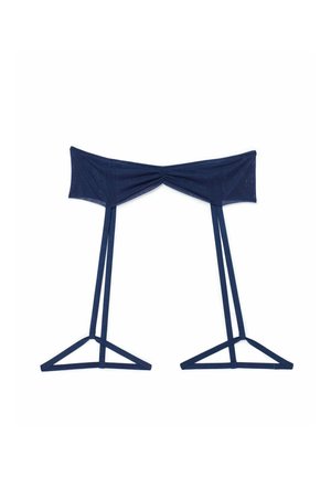 Navy blauwe bandeau top met gerimpelde middenafwerking en lange, verstelbare straps die een driehoekige basis vormen. Gemaakt van een gladde, rekbare stof.