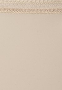 Tessuto beige con una texture liscia e stretchy, arricchito da una delicata bordatura in pizzo lungo il bordo superiore, creando un sottile contrasto.
