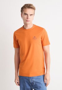 Tommy Hilfiger STACK TEE - T-shirt basic - bonfire orange