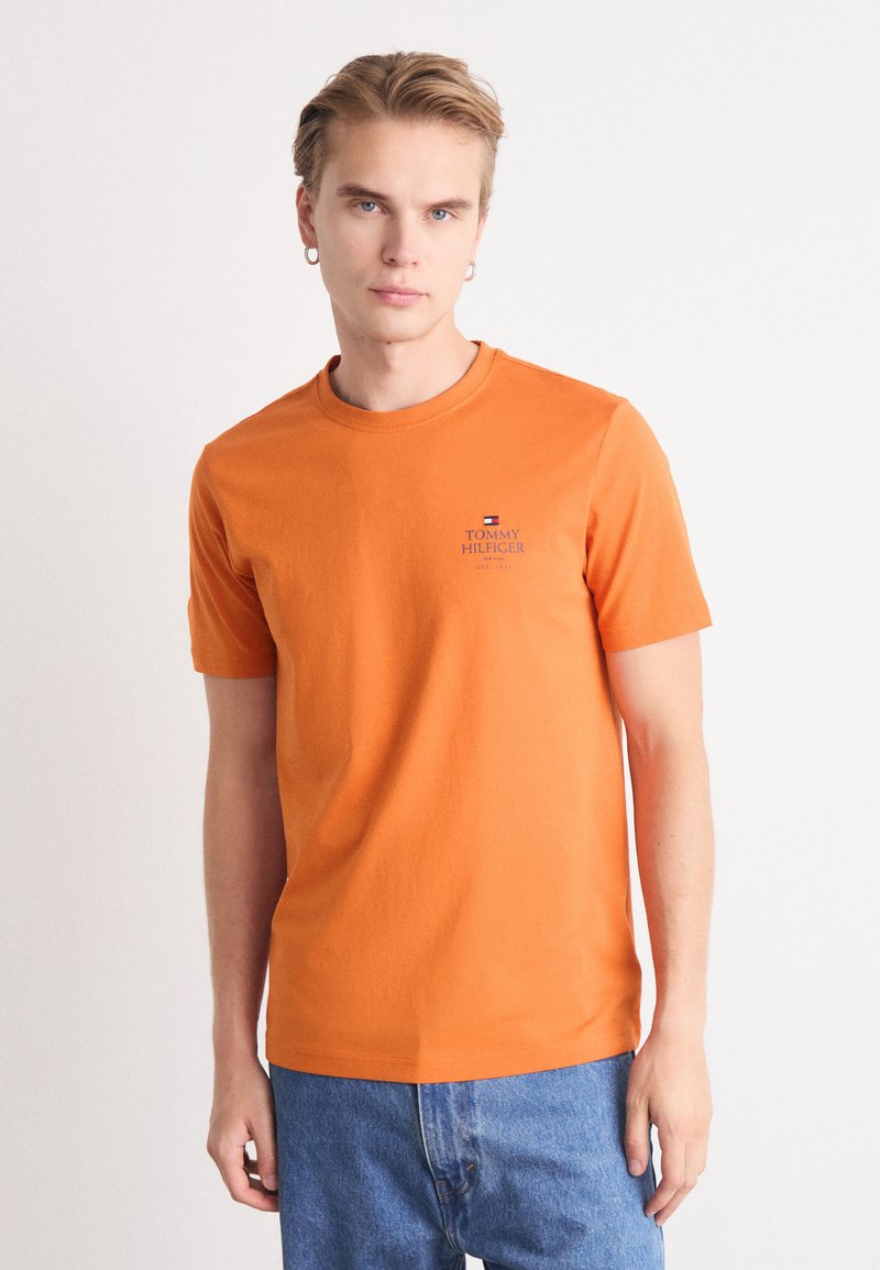 Tommy Hilfiger STACK TEE - T-shirt basic - bonfire orange