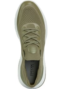 Sneaker verde oliva realizzato in materiale a rete traspirante, con punta rotonda, chiusura con lacci anteriori e una suola in gomma bianca con dettagli testurizzati.