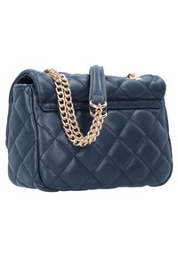 Námorně modrá prošívaná kožená kabelka se zlatým řetězovým popruhem, která má horní rukojeť a zipové zavírání. Hladký povrch s diamantovým vzorem.