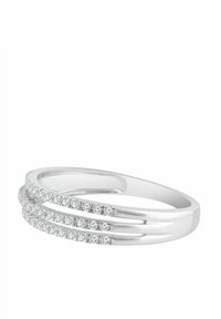 Hõberõngas, millel on kolm omavahel seotud ansamblit, kaunistatud peal väikeste läbipaistvate vääriskividega, mis lisavad sära ja detaili.