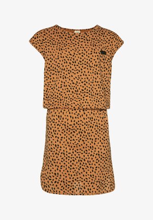 Pomarańczowa sukienka z czarnymi kropkami, krótkimi rękawami i luźnym krojem, zestawiona z czarnymi klapkami. Gładka tkanina i prosty design.