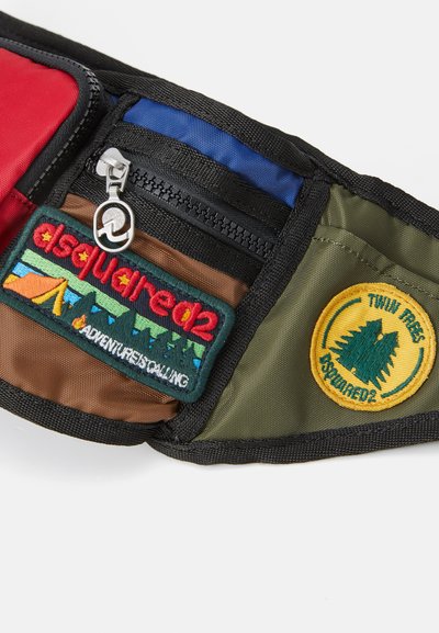 Borsa in vita multi-tasca in nylon rosso, blu, marrone, verde e nero con patch ricamate e chiusura lampo argento.