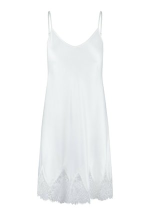 Abito sottoveste bianco in satin con spalline sottili e dettagli in pizzo ondulato all'orlo. Texture liscia, design semplice e silhouette elegante.