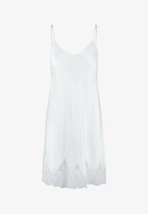 Robe de dessous en satin blanc avec des bretelles fines et des détails en dentelle festonnée au bord. Texture lisse, design simple et silhouette élégante.