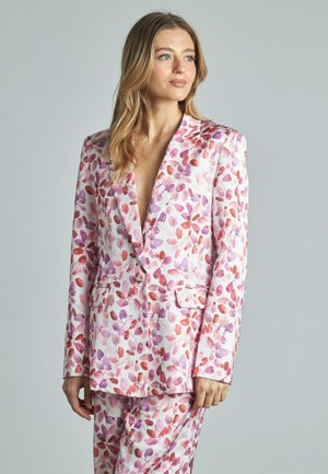Blazer floreale in tessuto leggero, con motivi di foglie rosa e viola, rever a punta e due tasche frontali, abbinato a pantaloni coordinati.