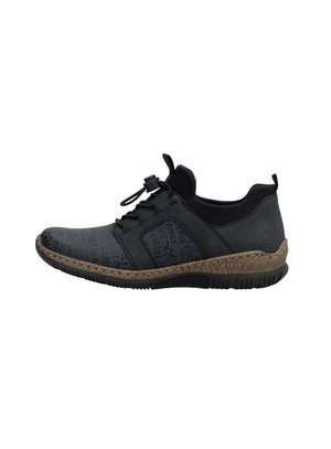 Chaussure noire avec une tige texturée présentant des motifs embossés, des lacets élastiques et une semelle tissée marron pour plus d'adhérence et de confort.