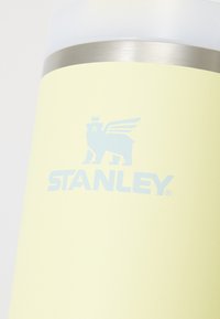 Stanley THE QUENCHER H2.O FLOWSTATE™ TUMBLER 0.8 UNISEX żółty