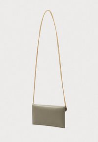 Zelená faux kožená crossbody taška s metalickým zlatým reťazom, obdĺžnikový tvar, hladká textura a embosované logo.