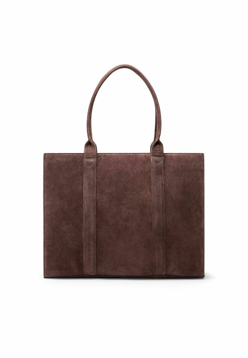 Bruine suède tote bag met een rechthoekige vorm, twee stevige handvatten en een minimalistisch ontwerp. Soepele textuur met zichtbare naden.