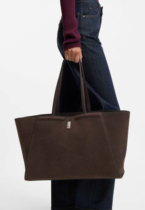 Borsa a tracolla in pelle marrone con manici lunghi, design angolare, materiale testurizzato e un piccolo accento argentato sulla parte anteriore.