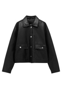 Veste courte en similicuir noir avec manches longues, fermeture à boutons, col, et deux grandes poches à rabat avec boutons argentés.