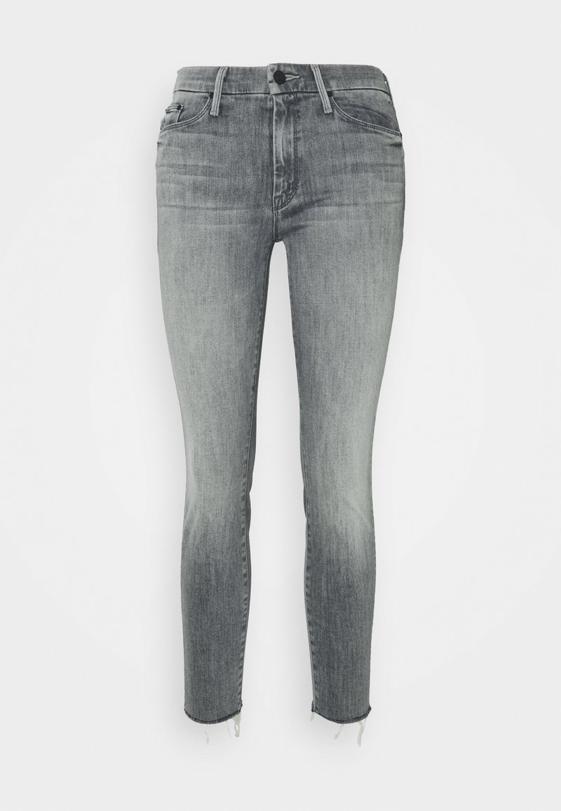 Jeans ajustados en denim gris desgastado, con una cintura de altura media, diseño de cinco bolsillos y detalles de dobladillo desgastados. Textura suave.