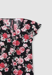 Abito nero a fiori con maniche corte e voluminose, caratterizzato da grandi rose rosse e rosa con foglie verdi e piccoli fiori bianchi.