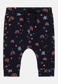 Calças de fato de treino infantis azul-marinho com padrões de arco-íris e estrelas em laranja e cinza. Possui uma cintura elástica e punhos.