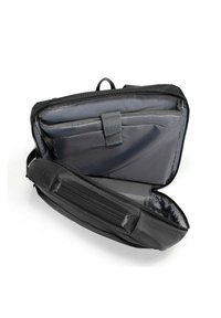 Borsa per laptop nera con un esterno testurizzato, chiusura con zip e scomparti interni grigi per l'organizzazione. Dotata di manico superiore e tracolla regolabile.