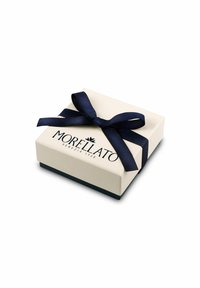 Scatola regalo bianca con un nastro di raso blu navy, con un logo stampato di blu scuro sul fronte, di forma quadrata e con una finitura testurizzata.