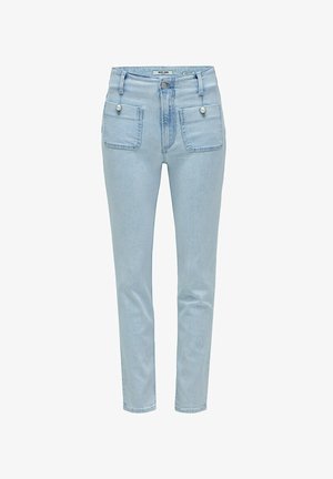 Jeans de mezclilla azul claro con un ajuste slim, cintura alta, dos bolsillos de parche en la parte frontal y detalle de botón metálico en la parte superior.