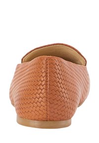 Brun læder slip-on sko med et vævet mønster, rund tå og flad sål, der har et minimalistisk design og rene kanter.