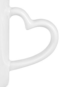 Biała ceramiczna filiżanka z uchwytem w kształcie serca. Gładkie wykończenie, błyszcząca faktura i zakrzywiony kształt podkreślają unikalny kształt uchwytu.