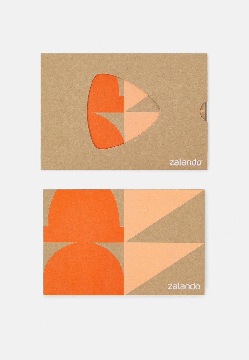 Tarjeta de cartón marrón con un corte triangular que revela formas geométricas en naranja y durazno. Incluye el logo de Zalando en la esquina inferior derecha.