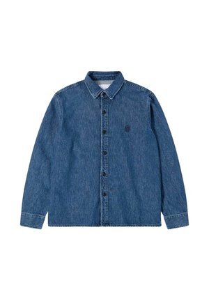 Camicia di jeans di colore blu scuro con chiusura a bottoni, colletto a punta, maniche lunghe e un logo discreto sul petto. Tessuto jeans classico, vestibilità regolare.