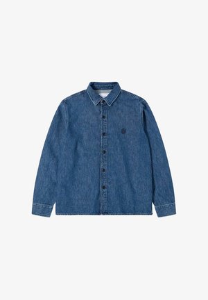 Camicia di jeans di colore blu scuro con chiusura a bottoni, colletto a punta, maniche lunghe e un logo discreto sul petto. Tessuto jeans classico, vestibilità regolare.