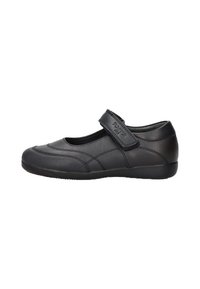Zapato Mary Jane de cuero negro con puntera redonda, tira de Velcro ajustable, parte superior texturizada y suela lisa. Diseño minimalista sin patrones prominentes.