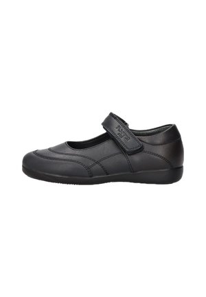 Zapato Mary Jane de cuero negro con puntera redonda, tira de Velcro ajustable, parte superior texturizada y suela lisa. Diseño minimalista sin patrones prominentes.