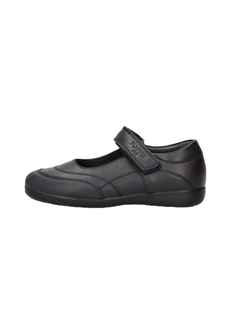 Zapato Mary Jane de cuero negro con puntera redonda, tira de Velcro ajustable, parte superior texturizada y suela lisa. Diseño minimalista sin patrones prominentes.