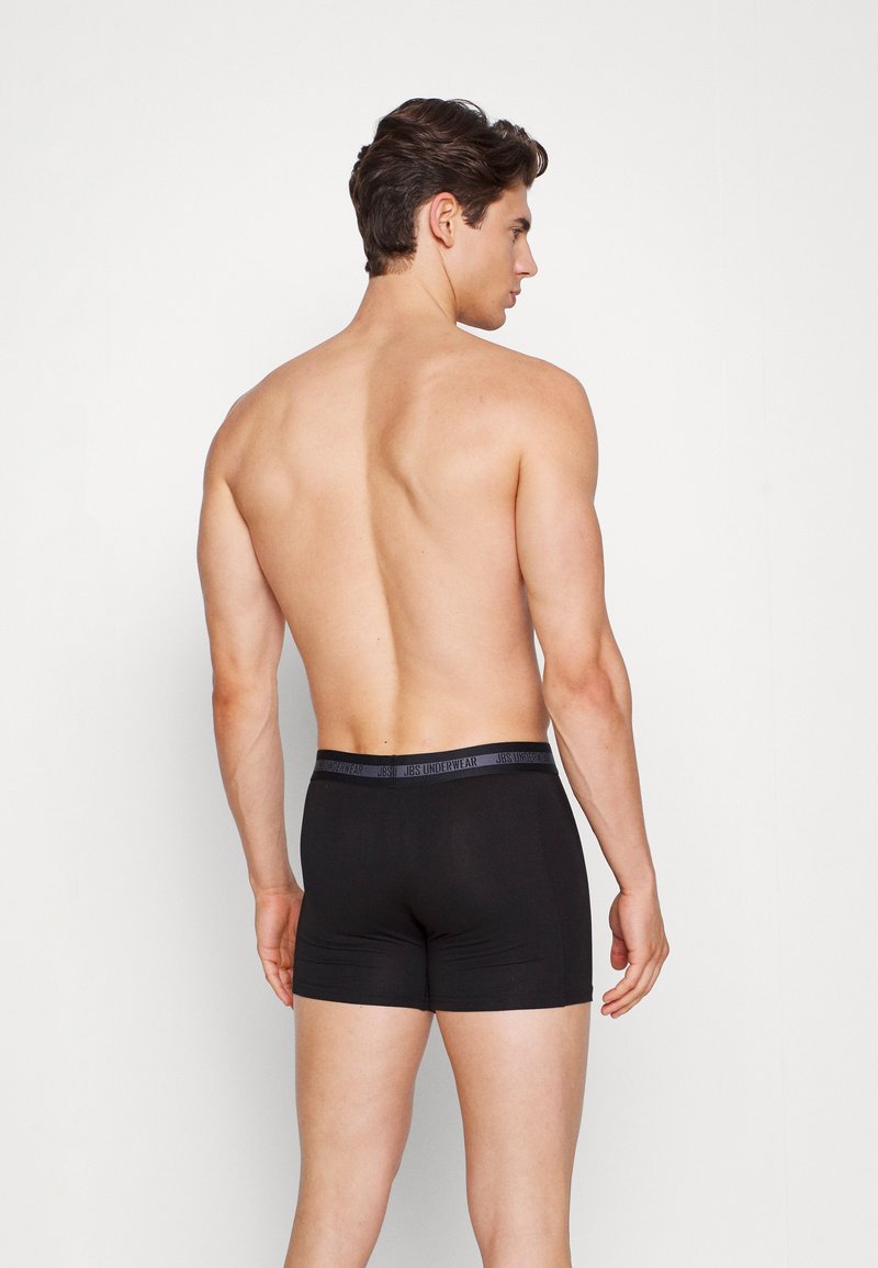 Sorte boxerunderbukser med en glat tekstur. Har en grå talje med "JBS UNDERWEAR" logo. Modellen vist bagfra.