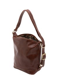 Borsa a spalla in pelle marrone con una superficie liscia, tracolla regolabile e fodera a quadri. Presenta una cerniera superiore e dettagli in metallo.