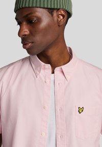 Lyle & Scott SHORT SLEEVE OXFORD - Camicia - w light pink