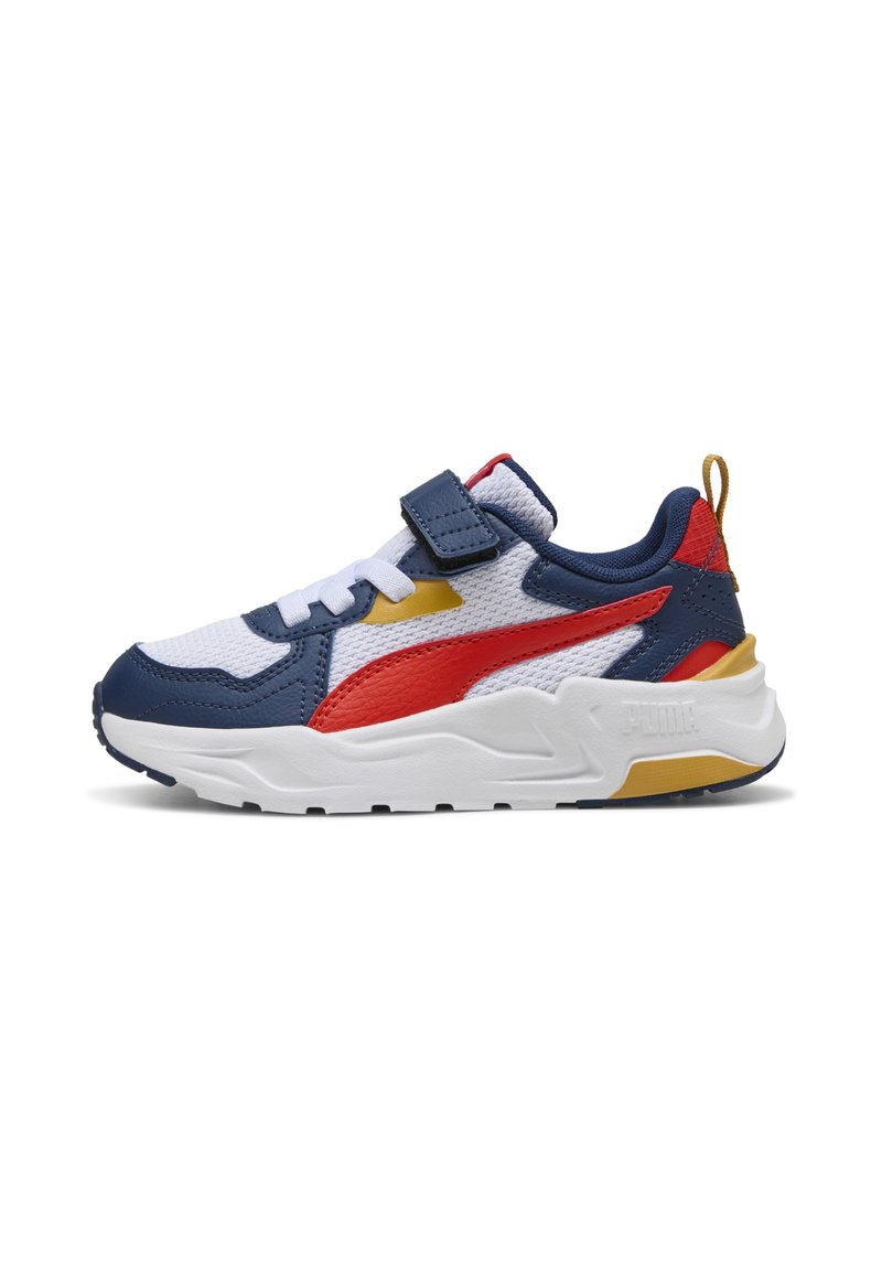 Baskets pour enfants Puma en maille blanche avec des accents bleu marine, rouge et jaune, une bande Velcro, et une épaisse semelle en caoutchouc blanc.