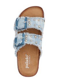 Blauwe denim schuif sandaal met twee verstelbare gespen, rafelige randen en metalen studs op de banden, met een bruine gestructureerde voetbed.