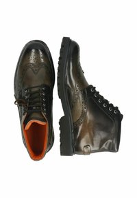 Zapatos de cuero marrón con detalles de brogue. Presentan un forro naranja, cordones negros y una suela robusta. Diseño de ojales laterales con acentos cosidos.