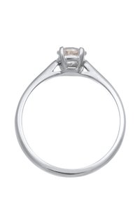 Bague en argent avec une pierre centrale claire sertie dans un sertissage à griffes, avec un anneau lisse et des accents triangulaires sur les côtés.