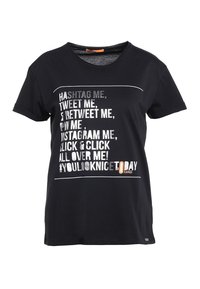 Černé tričko s krátkým rukávem, které má bílé a stříbrné texty s odkazy na sociální média. Vyrobeno z měkké látky, s designem kruhového výstřihu a volným střihem.