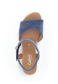 Blauwe suède sandaal met een breed bandontwerp, verstelbare enkelband en een gevoerde beige binnenzool. Gabor-logo zichtbaar op de binnenzool.