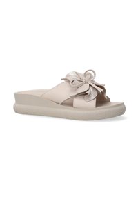 Lichtbeige slidesandalen met een textuur op de zool, voorzien van een grote strikaccent en contrasterende metallic afwerking op de bovenste band.