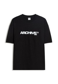 Černé bavlněné tričko s bílým logem "ARCHIVE inc." na hrudi, krátké rukávy a kulatý výstřih.