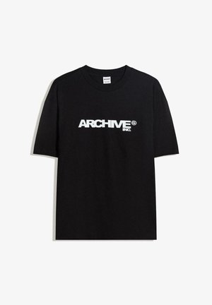 Černé bavlněné tričko s bílým logem "ARCHIVE inc." na hrudi, krátké rukávy a kulatý výstřih.